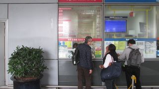 券売所でチケットを購入