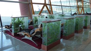 就寝タイプのチェアがあります。（第３ターミナル制限エリア内）