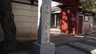 山門が目を引きます