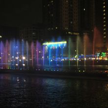 愛河で行われていた燈會の水舞