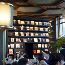 蔦屋書店の２階にある