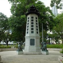 高さは数mですが、中国的デザインの記念塔ですぐ分かります。