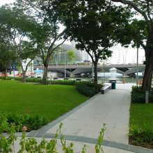 リン・ボー・セ・ メモリアルから見たシンガポール川方向。