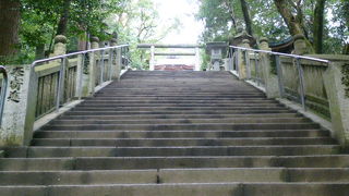 長くて急な坂の途中にあります！