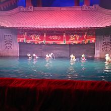 水上を人形が踊ります。