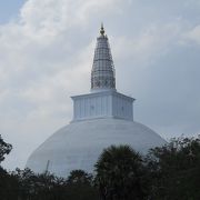 アヌラーダプラ遺跡の中心に建つ高さ５５ｍの大きな仏塔です。