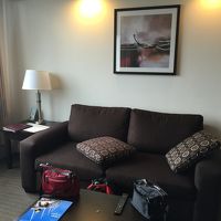 ダイニングテーブルと別に広いリビングコーナー