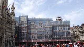 まわりの建物が金ピカのが多いです