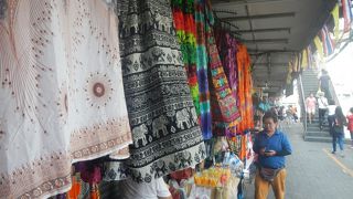 衣料品中心の市場