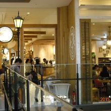 吹き抜けに面した