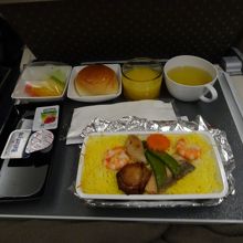 エコノミーの機内食です