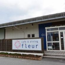 パチンコ屋の駐車場の一角にあります。