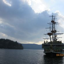 元箱根港に入港する海賊船