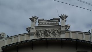 個性的な建物が立ち並ぶ