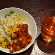 ビュッフェからもってきてサラダの一部とお茶。おかわり自由