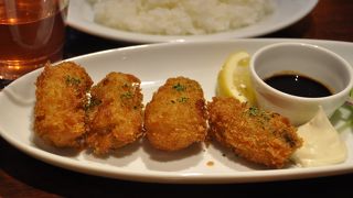 ランチはカキフライ。米はうまく、サラダと飲み物自由もいい