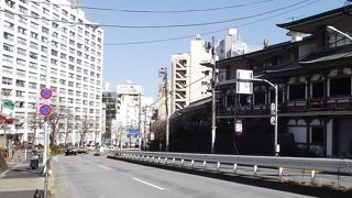 湯島天満宮の北西脇を走る坂道です