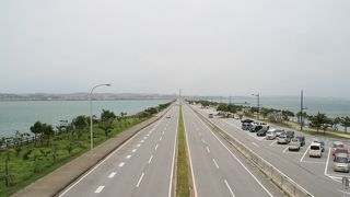 右も海、左も海の、海中道路
