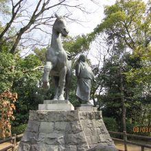 高知城に上る途中にある像 