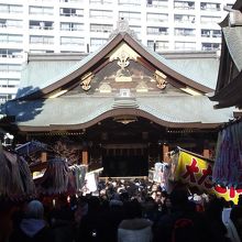 拝殿前の行列です