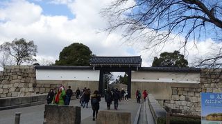 天守閣前の門