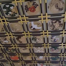 「傘松閣」の格天井に美しい花や鳥が描かれている