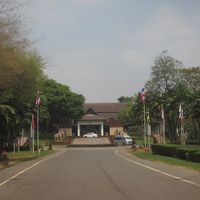 守衛居る入口からホテル棟レセプションまで、少し距離あります。