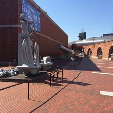 大和ミュージアムの戦艦大和の大砲と錨を一緒に