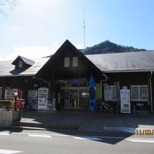 四万十川横に建つカヌー館 