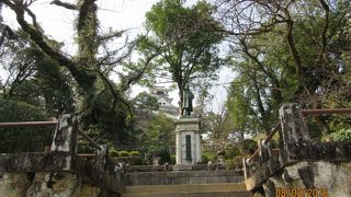 何故高知城の入り口に？