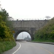 自衛隊前に車をおいてこの橋まで歩いていくと眺めがよい