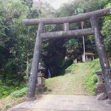 鳥居と滝