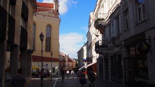 旧市街でにぎやかな通り