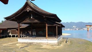 海の上の能舞台