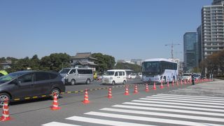 皇居を内堀沿いに周回する一周約6.0kmの道路です