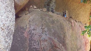 不動明王の石像が安置