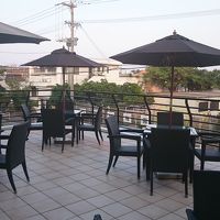 テラスで朝食もいい感じ