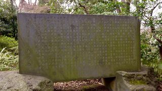 正門を入った先にあります