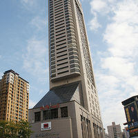 背の高いホテル。