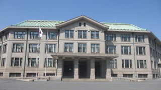 宮内庁庁舎に近づいて、外観だけですが見ることができました