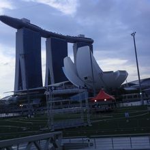 フローティング・ステージとマリーナ・ベイ・サンズ