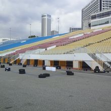 フローティング・ステージのスタンド