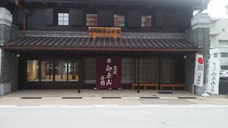 駅から歩いてすぐあります。