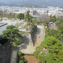 天守から下を臨む