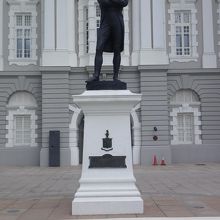 入口正面の黒いラッフルズ像