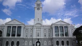 正面に黒いラッフルズ像があります