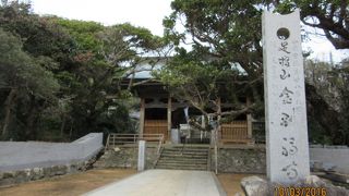 足摺岬灯台の道路を挟んだ前にあります。