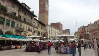 ベローナで一番の広場だそうです。