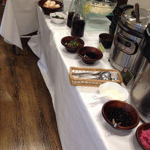 ごはんやカレーのあるビュッフェ台