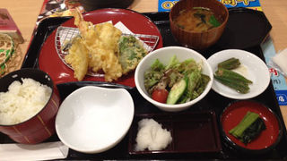 ランチをしながら携帯の充電も出来ます。